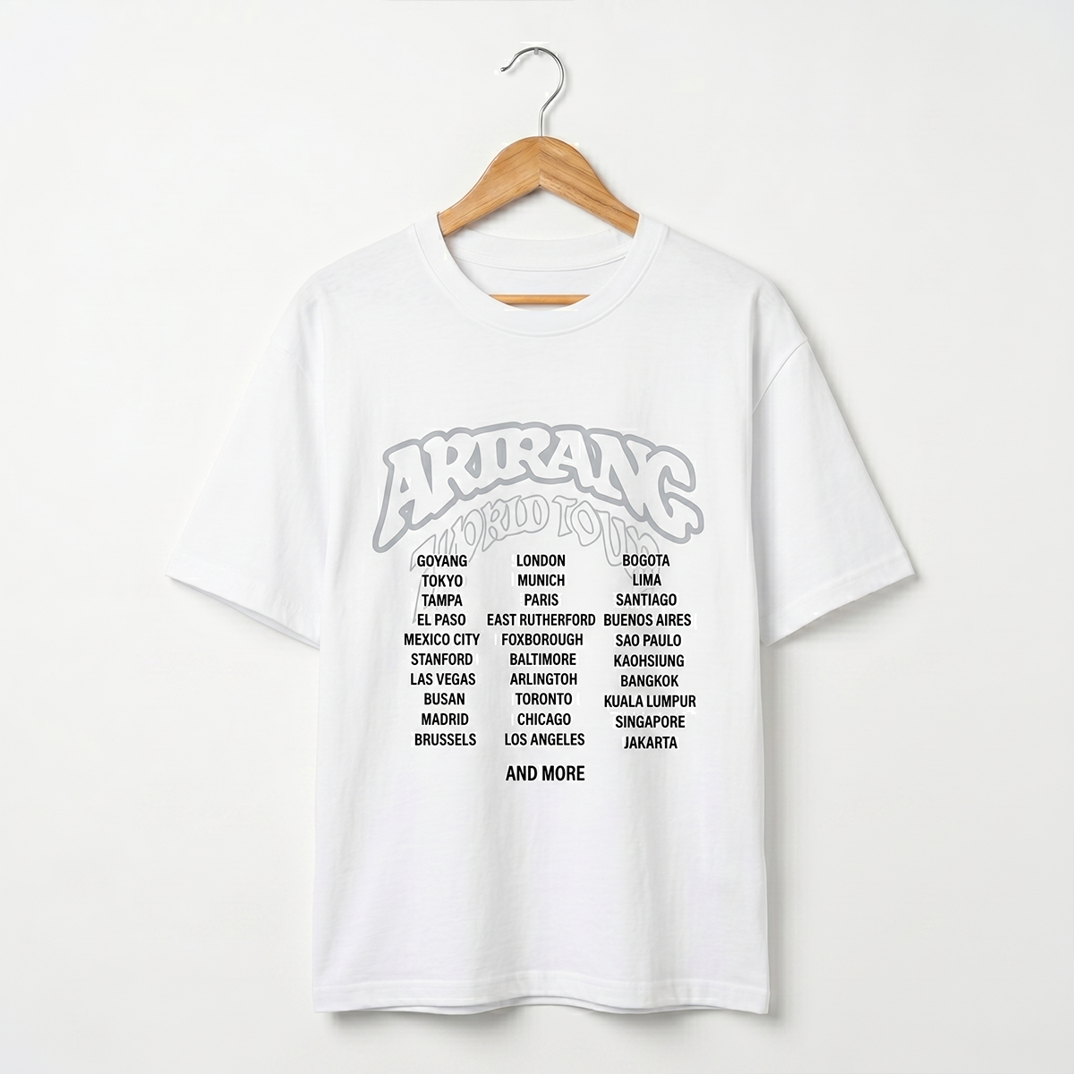 Playera Oversize Blanca BTS Arirang Tour – Diseño Kpop Ciudades 🔥💜
